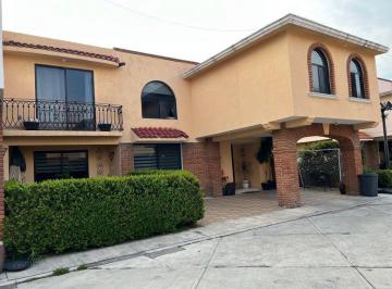 Casa · 320m² · 3 Recámaras · 2 Estacionamientos · Casa en Venta en Santa Ana Tlapaltitlán, Toluca