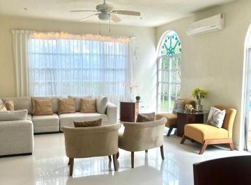Casa · 448m² · 3 Recámaras · 2 Estacionamientos · Casa Sm 18 Zona Centro Cancun