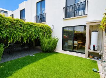 Casa en condominio · 154m² · 2 Recámaras · Casa en Venta con Roof Garden y en Privada con Alberca en Juriquilla a Precio de Oportunidad!