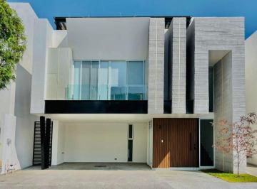 Casa · 290m² · 4 Recámaras · 2 Estacionamientos · Casa en Renta 4 Recámaras, Frente a Sonata en Lomas Angelopolis