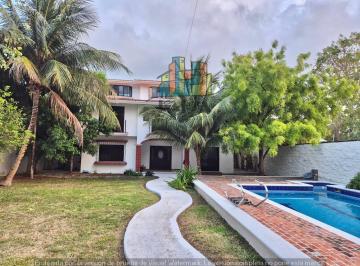Casa · 425m² · 6 Recámaras · 4 Estacionamientos · Casa con Alberca de 6 Recamaras en Cancun N Residencial