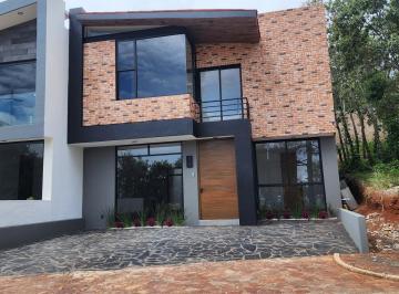 Casa · 197m² · 4 Recámaras · 2 Estacionamientos · Casa en Venta Altozano Fraccionamiento Privado Frente Área Verde