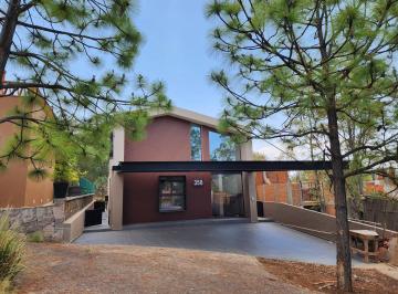 Casa · 300m² · 3 Recámaras · 3 Estacionamientos · Casa en Venta Club de Golf Altozano Colinda Campo de Golf