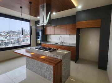 Casa · 270m² · 4 Recámaras · 2 Estacionamientos · Casa en Venta Altozano Recámara en Planta Baja, con Sótano Salón de Usos Múltiples Bar, Asador