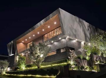 Casa · 1178m² · 4 Recámaras · 4 Estacionamientos · Casa en Venta en Club de Golf Tres Marías, Club de Primer Nivel