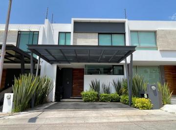 Casa · 180m² · 3 Recámaras · 2 Estacionamientos · Casa en Venta en Altozano en Fraccionamiento Privado con Alberca
