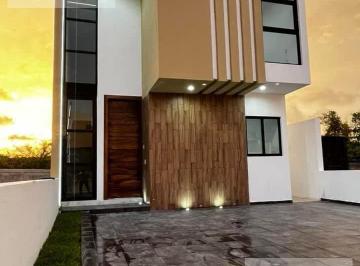 Casa · 176m² · 4 Recámaras · 2 Estacionamientos · Casa en Renta en Sonterra I