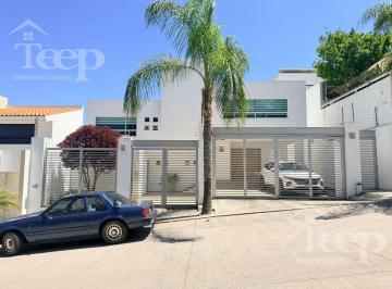 Casa · 300m² · 3 Recámaras · 3 Estacionamientos · Casa en Renta Cañada del Refugio Norte