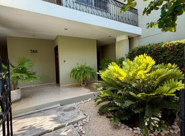 Casa de 4 habitaciones, Mérida · Casa en Venta, Fracc. Villas del Sol, Media Cuadra de La Calle 60, Mérida Yucatán