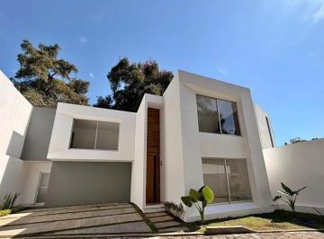 Casa · 210m² · 4 Recámaras · 2 Estacionamientos · Casa Dentro de Fraccionamiento en Lomas de Cuernavaca