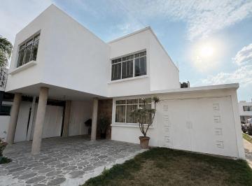 Casa · 198m² · 4 Recámaras · 3 Estacionamientos · Casa en Venta de 4 Recamaras en Ex Hacienda Morena, Zona Centrica, León, Gto.