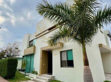 Casa · 240m² · 4 Recámaras · 3 Estacionamientos · Casa en Venta en Solares Residencial