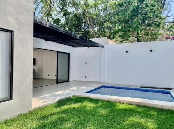 Casa · 240m² · 4 Recámaras · 3 Estacionamientos · Casa de 1 Nivel en Centro de Jiutepec, Morelos
