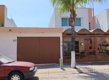 Casa · 252m² · 4 Recámaras · 2 Estacionamientos · Casa en Fraccionamiento Puerta San Rafael