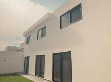 Casa · 334m² · 4 Recámaras · 4 Estacionamientos · Casa en Fraccionamiento Residencial Cañada del Refugio