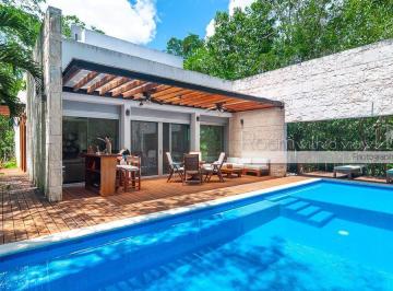 Casa · 225m² · 5 Recámaras · 2 Estacionamientos · Casa in Playa del Carmen