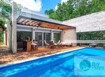 Casa · 225m² · 5 Recámaras · 2 Estacionamientos · Casa in Playa del Carmen