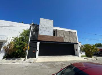 Bodega comercial · 200m² · 4 Recámaras · 2 Estacionamientos · Casa Amueblada en Renta en Campeche Fracciorama 2000