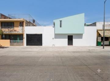 Casa uso de suelo de 3 habitaciones, Guadalajara · Propiedad en Venta con Alto Potencial Comercial y de Desarrollo