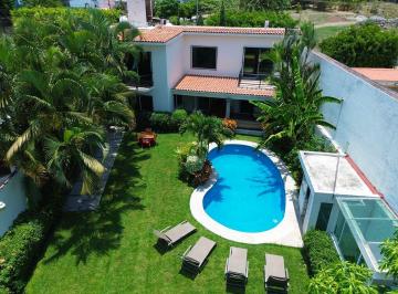 Casa · 300m² · 4 Recámaras · 3 Estacionamientos · Casa en Venta en Resiencial Burgos de Cuernavaca con Alberca y Jardín