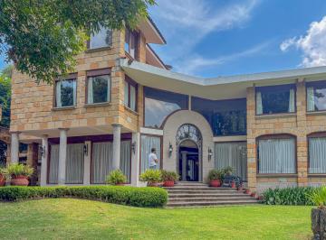 Casa · 600m² · 6 Recámaras · 8 Estacionamientos · Casa Amplia con Jardin Grande en Venta | Excelente Ubicacion