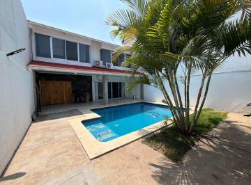 Casa · 305m² · 3 Recámaras · 2 Estacionamientos · Venta de Casa en Cuernavaca con Alberca Privada en Col. Acapatzingo