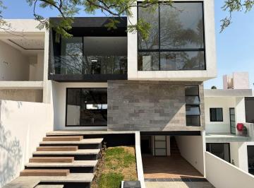 Casa · 343m² · 4 Recámaras · 2 Estacionamientos · Venta de Casa en Cuernavaca con Alberca y Jardín Privados