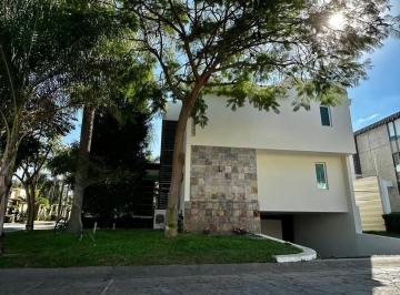 Casa de 5 habitaciones, Zapopan · Casa en Renta en Valle Real Coto Almendros de Lujo