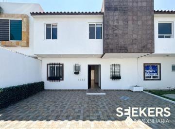 Casa de 3 habitaciones, Querétaro · Casa en Renta en Querétaro | Doble Altura | Estudio | 3 Estacionamientos