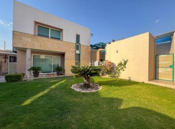 Casa · 255m² · 2 Recámaras · 2 Estacionamientos · Casa en Venta en El Centro de Juriquilla Qro.