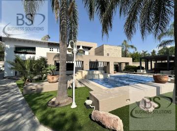 Casa · 935m² · 6 Recámaras · 6 Estacionamientos · Kl/ Amplia Residencia Amueblada en Renta. 6 Recámaras.