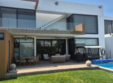 Casa en condominio de 5 habitaciones, León · Casa en Venta en El Bosque Country Club a Precio de Oportunidad
