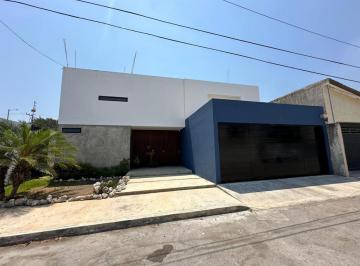 Casa · 350m² · 3 Recámaras · 2 Estacionamientos · Casa en Venta en Campeche: Privada Residencial Bougambilias