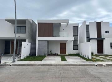 Casa · 145m² · 3 Recámaras · 2 Estacionamientos · Casa en Renta Boca del Rio Veracruz Fraccionamiento Lomas del Dorado