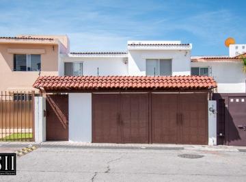 Casa de 3 habitaciones, Querétaro · Casa Venta Milenio, 3recamaras, 3.5 Baños, Cto. de Servicio, Todos Los Servicios a La Mano, en Regla