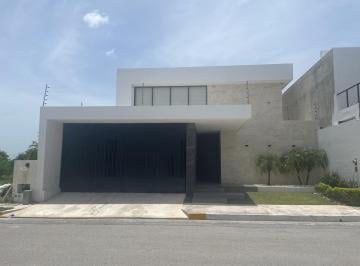 Casa · 450m² · 4 Recámaras · 2 Estacionamientos · Casa en Renta en Campeche en Privada Residencial La Eminencia