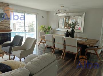 Casa · 267m² · 4 Recámaras · 2 Estacionamientos · Casa en Venta con Alberca en Trojes de San Cristobal