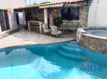 Casa · 267m² · 4 Recámaras · 2 Estacionamientos · Casa en Venta con Alberca en Trojes de San Cristobal