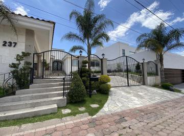 Casa · 1000m² · 3 Recámaras · 8 Estacionamientos · Residencia de Una Planta en Balcones del Campestre en Venta