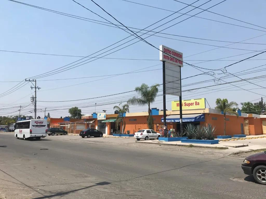 Centro Comercial Santa Cruz del Valle en Venta – Doble Frente en Esquina de Alto Tránsito