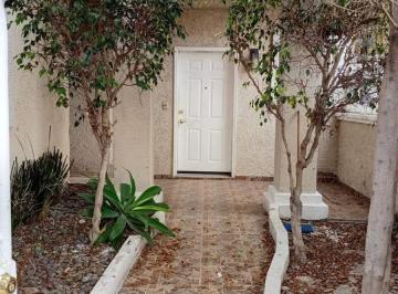 Casa de 4 habitaciones, Tijuana · Casa con 4 Recámaras en Renta en Agua Caliente, $1950