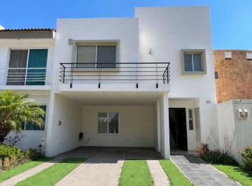 Casa de 3 habitaciones, Zapopan · Casa con 177 m² de Superficie de Terreno y 3 Recámaras en Venta en Zapopan