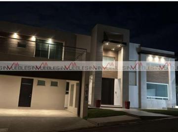 Casa · 800m² · 5 Recámaras · 3 Estacionamientos · Casa en Renta en Monterrey