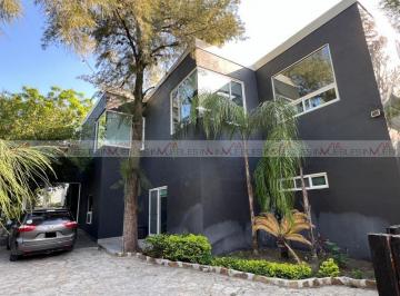 Casa · 859m² · 5 Recámaras · 12 Estacionamientos · Casa en Venta en Los Cristales