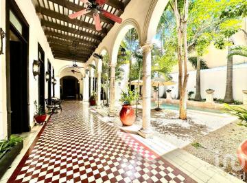 Casa · 570m² · 4 Recámaras · 2 Estacionamientos · Casa Colonial del Siglo Xviii en Venta en El Centro Histórico de Mérida Yucatán.