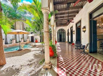 Casa · 570m² · 4 Recámaras · 2 Estacionamientos · Casa Colonial del Siglo Xviii en Venta en El Centro Histórico de Mérida Yucatán.