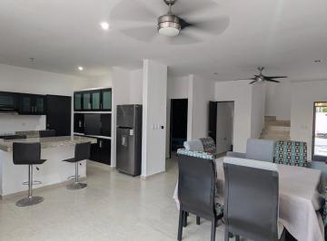 Casa · 176m² · 3 Recámaras · 2 Estacionamientos · Casa en Venta de Dos Plantas Cerca de Francisco de Montejo