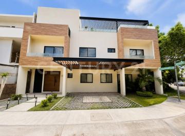 Casa · 420m² · 4 Recámaras · 2 Estacionamientos · Casa en Venta en Arbolada Cancún | Doble Terreno | Rooftop | 4 Recámaras