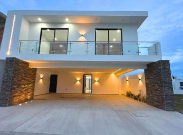 Casa · 300m² · 3 Recámaras · 3 Estacionamientos · Casa con Roof en Fraccionamiento con Alberca, Boca del Río