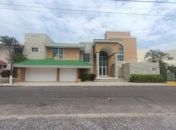 Casa · 720m² · 5 Recámaras · 7 Estacionamientos · Casa en Fraccionamiento Costa de Oro